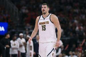 继续续命！约基奇弧顶造成威少三分犯规